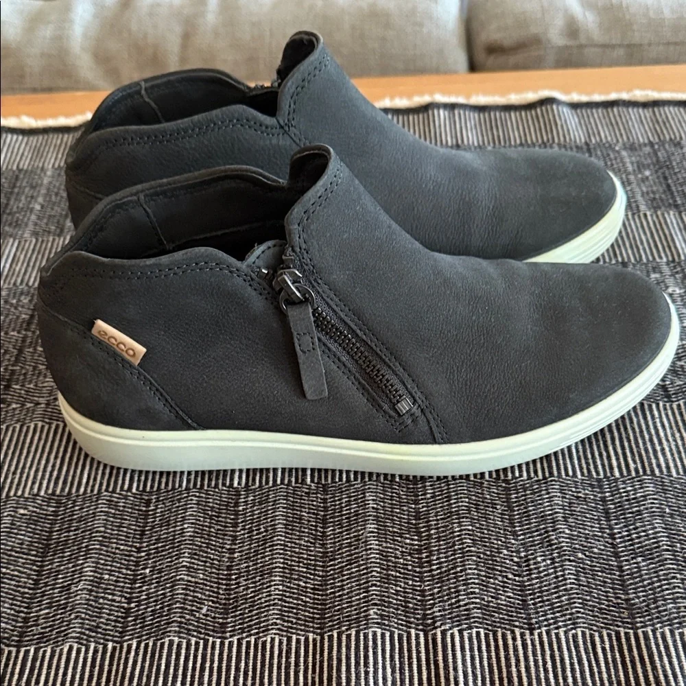 ECCO Soft Black Low-Cut Zip Bootie - Picture 2 of 8